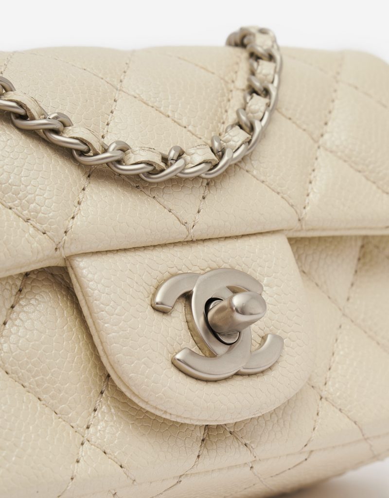 Chanel Classique Mini sac à main en cuir caviar avec perles, argenté et mat
