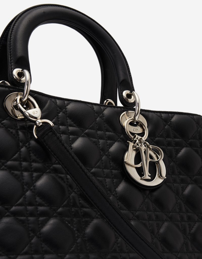 Dior Lady große Tasche Kalbsleder Ultra Matt Schwarz Secondhand-Handtasche Charms