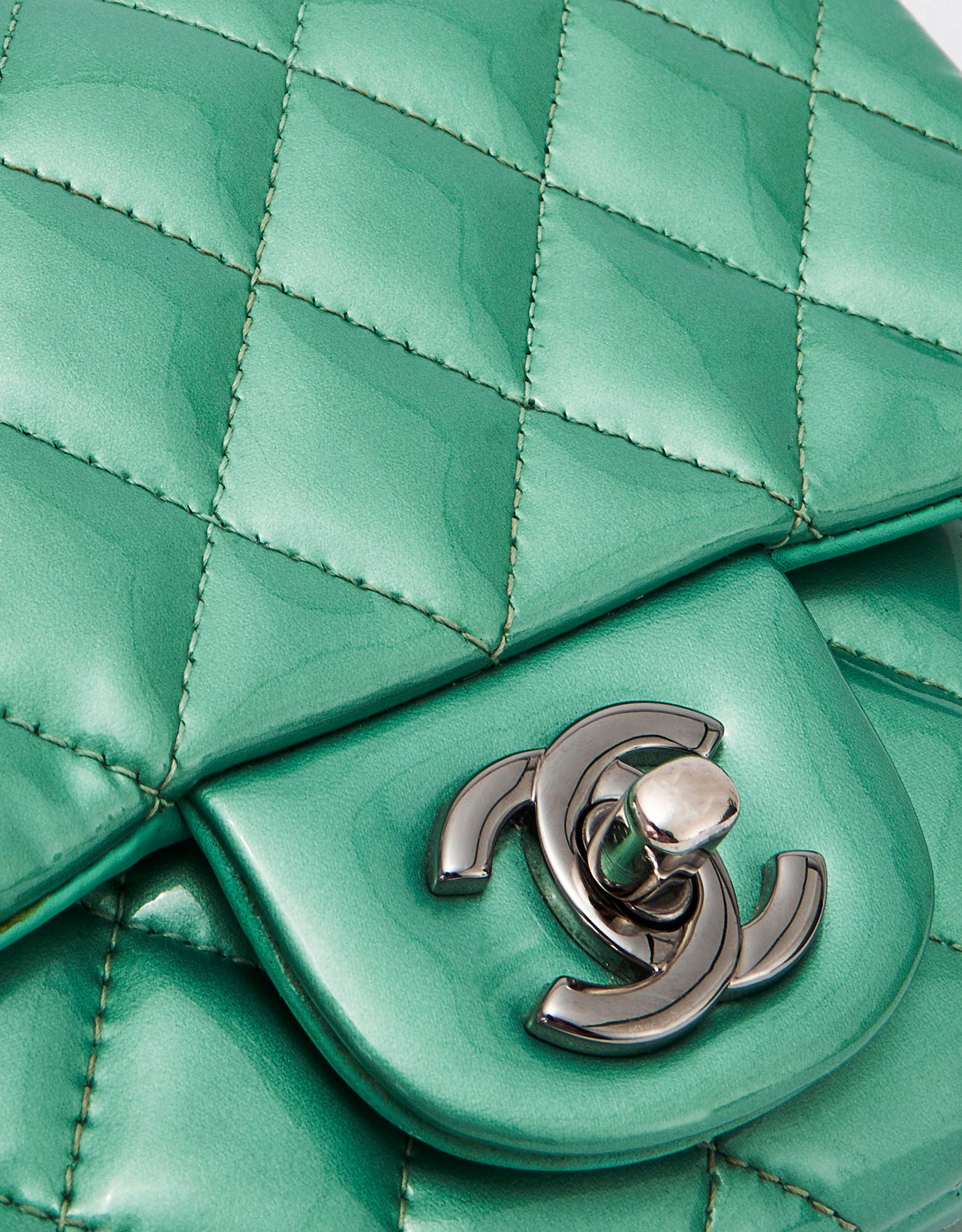 Chanel Timeless Mini sac carré verni vert Hardware SACLÀB