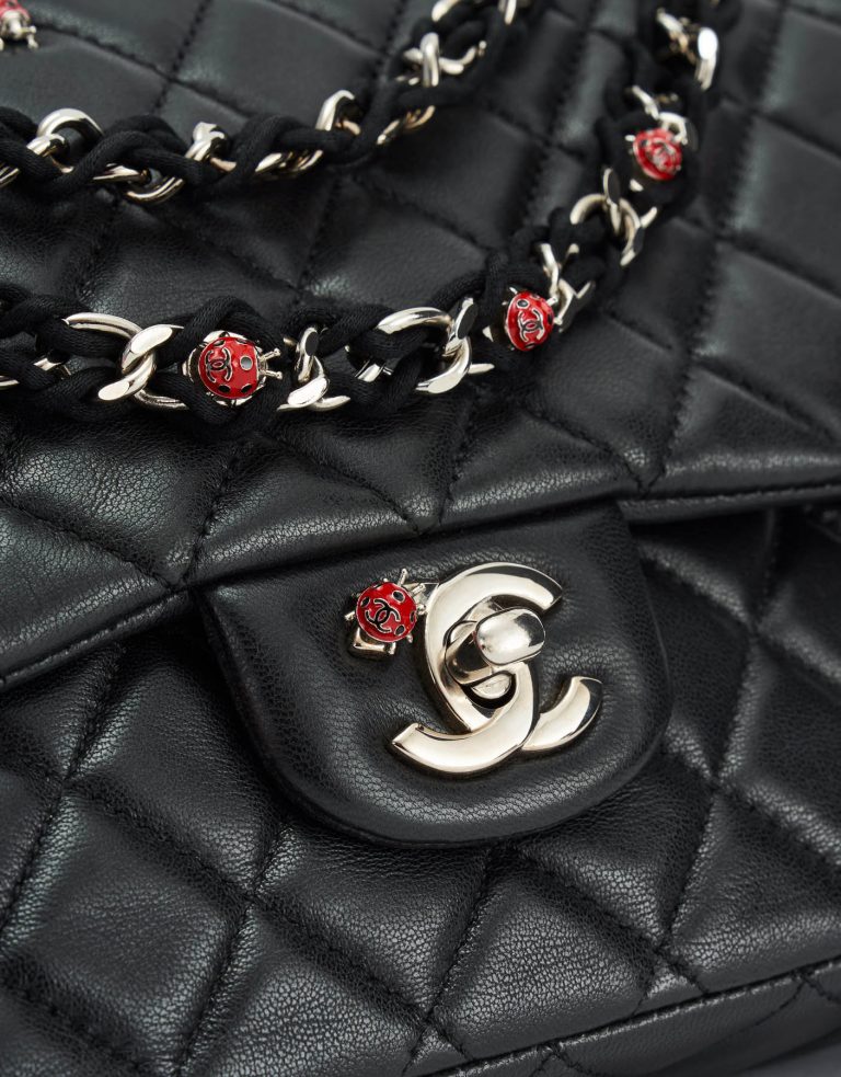 Limitierte Auflage Chanel Timeless Medium Lammleder Schwarzer Marienkäfer