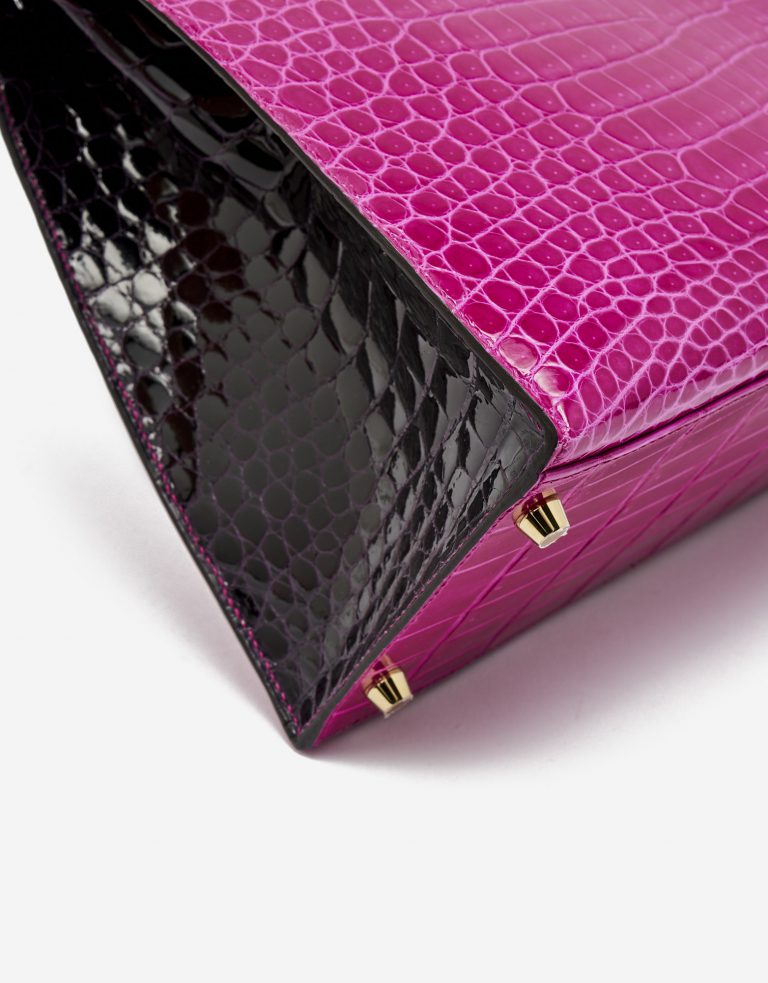 Vergoldete Metallfüße einer gebrauchten Hermès Kelly 35 HSS Krokodil Porosus Rose Scheherazade / Aubergine auf SACLÀB