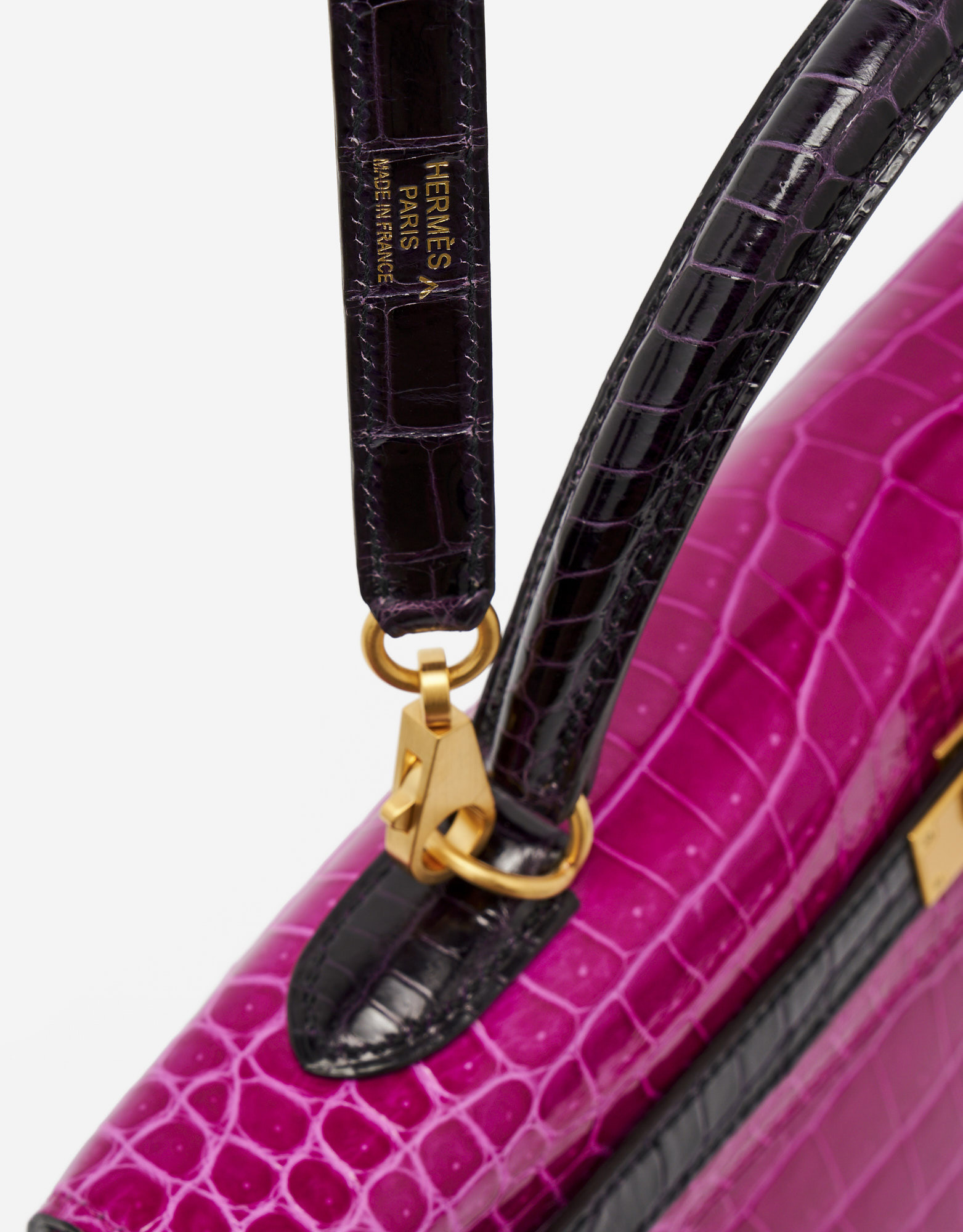 Shoulder strap of a pre-loved Hermès Kelly 35 HSS Crocodile Porosus Rose Scheherazade / Aubergine on SACLÀB