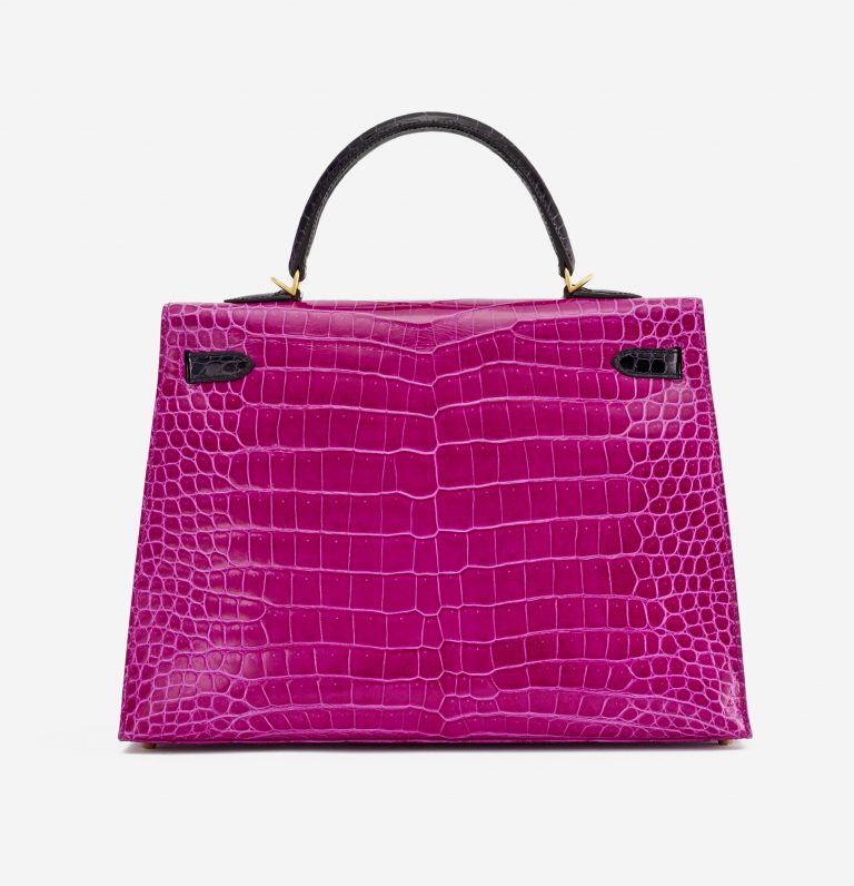 Rückseite einer gebrauchten Hermès Kelly 35 HSS Krokodil Porosus Rose Scheherazade / Aubergine auf SACLÀB