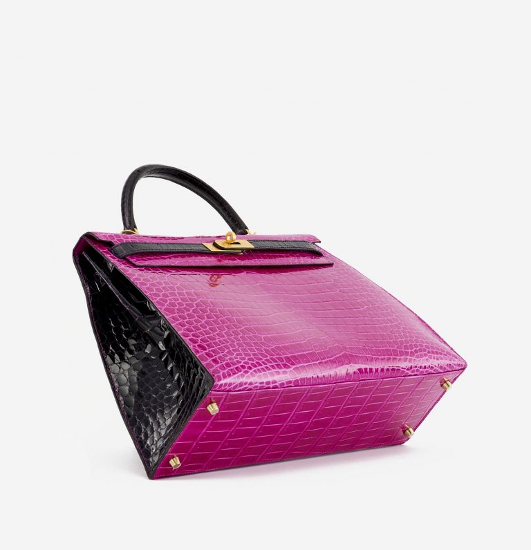 Untere Perspektive einer gebrauchten Hermès Kelly 35 HSS Krokodil Porosus Rose Scheherazade / Aubergine auf SACLÀB
