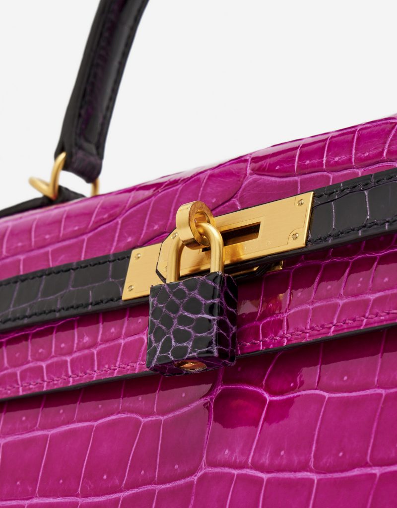 Détail de la quincaillerie d'un Hermès Kelly 35 HSS Crocodile Porosus Rose Scheherazade / Aubergine d'occasion sur SACLÀB