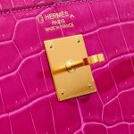 Gold-plated hardware of a pre-loved Hermès Kelly 35 HSS Crocodile Porosus Rose Scheherazade / Aubergine on SACLÀB