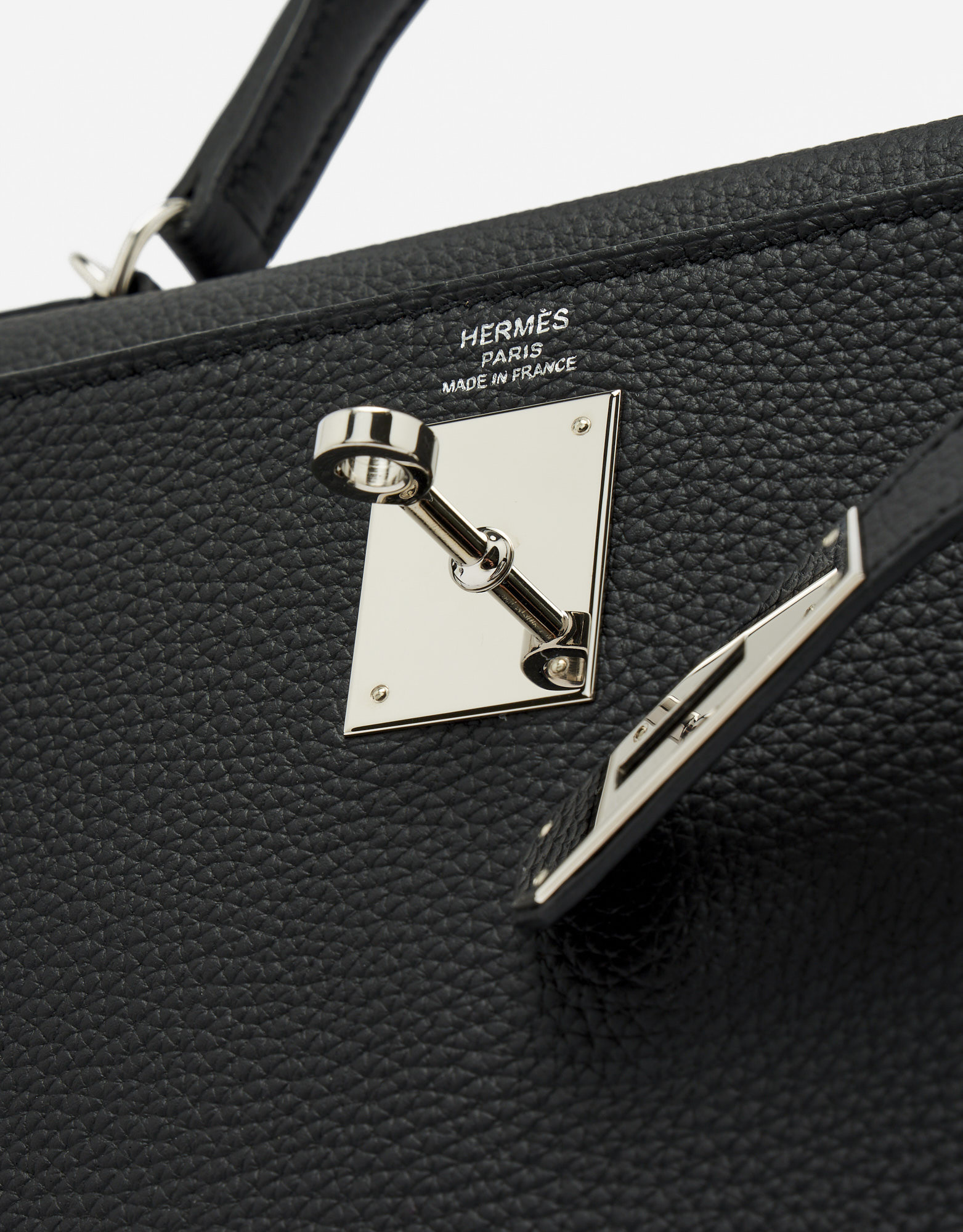 Hardware Detail of a Pre-Loved Hermès Kelly 28 Togo in Black on SACLÀB