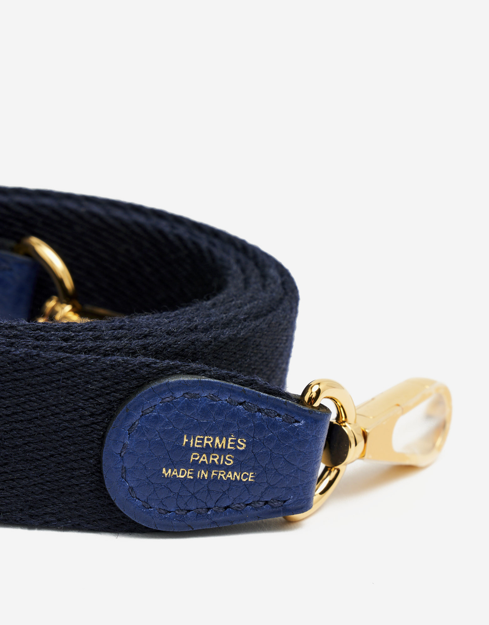Shoulder strap detail of a pre-loved Hermès Evelyne 16 Amazone Blue Sapphire / Blue Indigo on SACLÀB