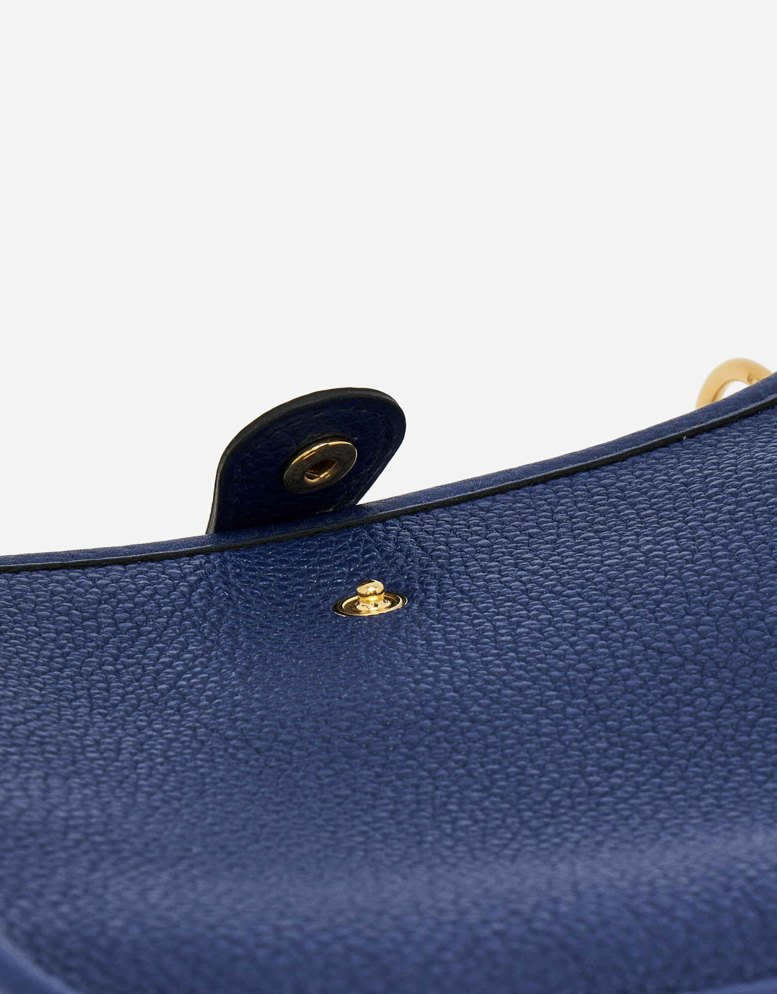 Button clasp of a pre-loved Hermès Evelyne 16 Amazone Blue Sapphire / Blue Indigo on SACLÀB