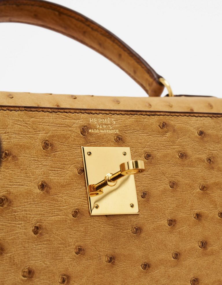 Gold-plated hardware of a pre-loved Hermès Kelly 32 Ostrich Gold on SACLÀB