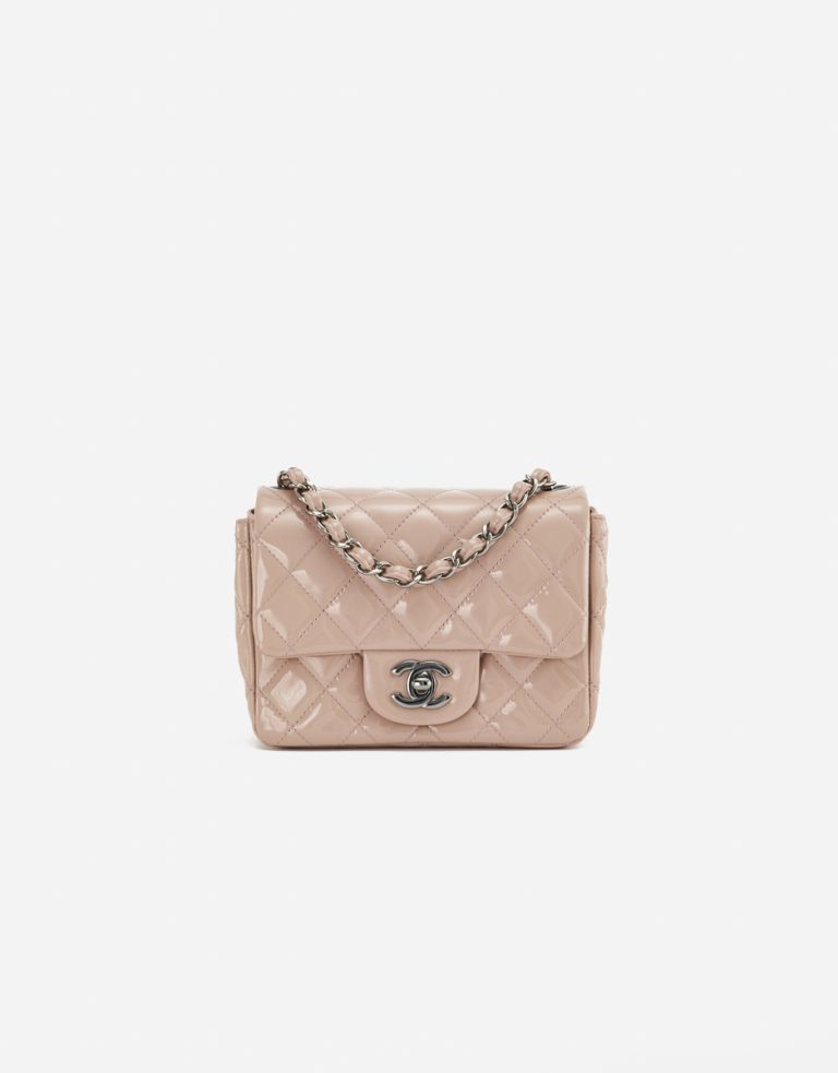 Un Chanel Timeless Mini Square en cuir verni nude d'occasion sur SACLÀB