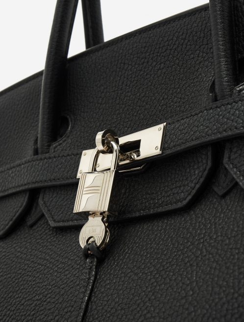 Eine geliebte Hermès Birkin 40 in schwarzem Clemence-Leder auf SACLÀB