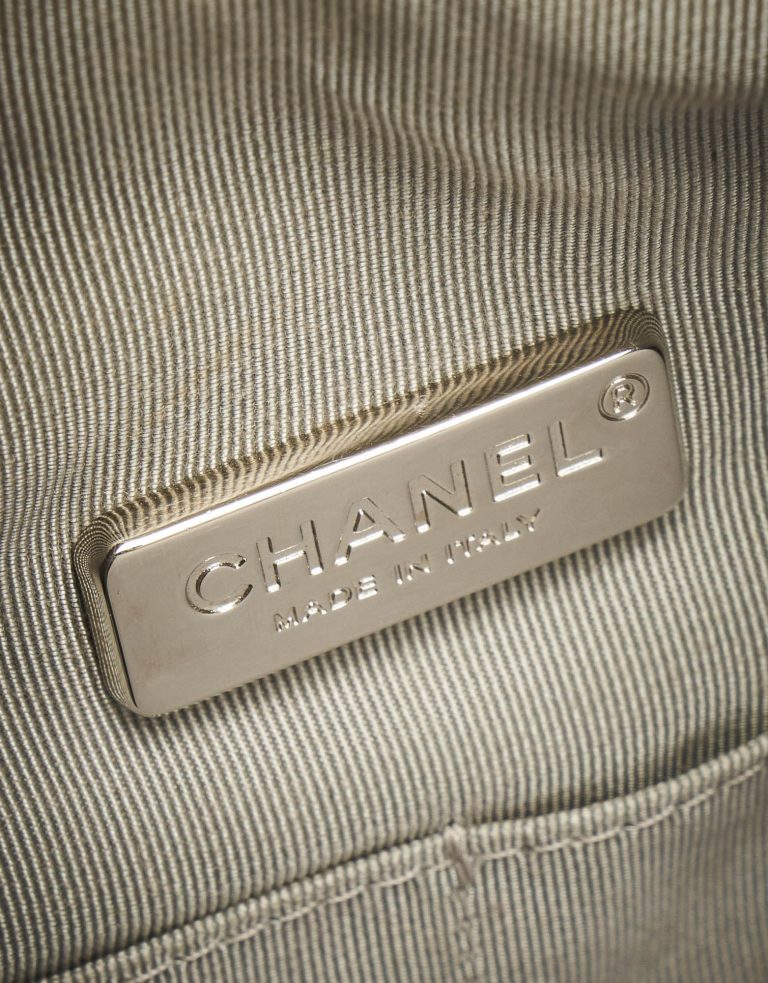 Détails du logo sur un sac à dos Chanel à Séoul en cuir d'agneau argenté sur SACLÀB