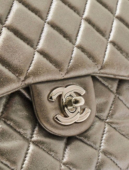 Hardware Details zu einem Chanel-Rucksack in Seoul in Silber Lammleder auf SACLÀB