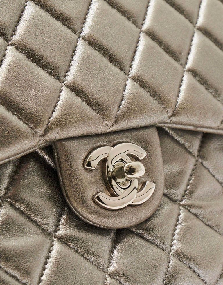 Détails de la quincaillerie d'un sac à dos Chanel à Séoul en cuir d'agneau argenté sur SACLÀB