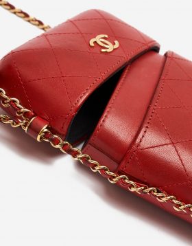 Eine pre-loved Chanel Clutch Kalbesleder Rot auf SACLÀB