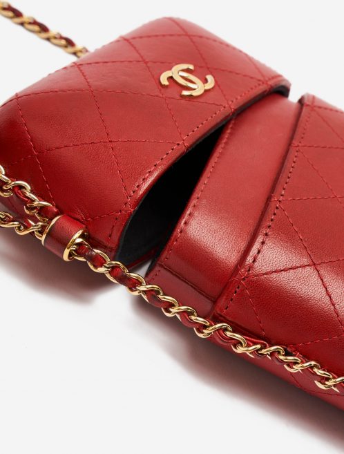 Une pochette Chanel avec chaîne en cuir de veau rouge sur SACLÀB
