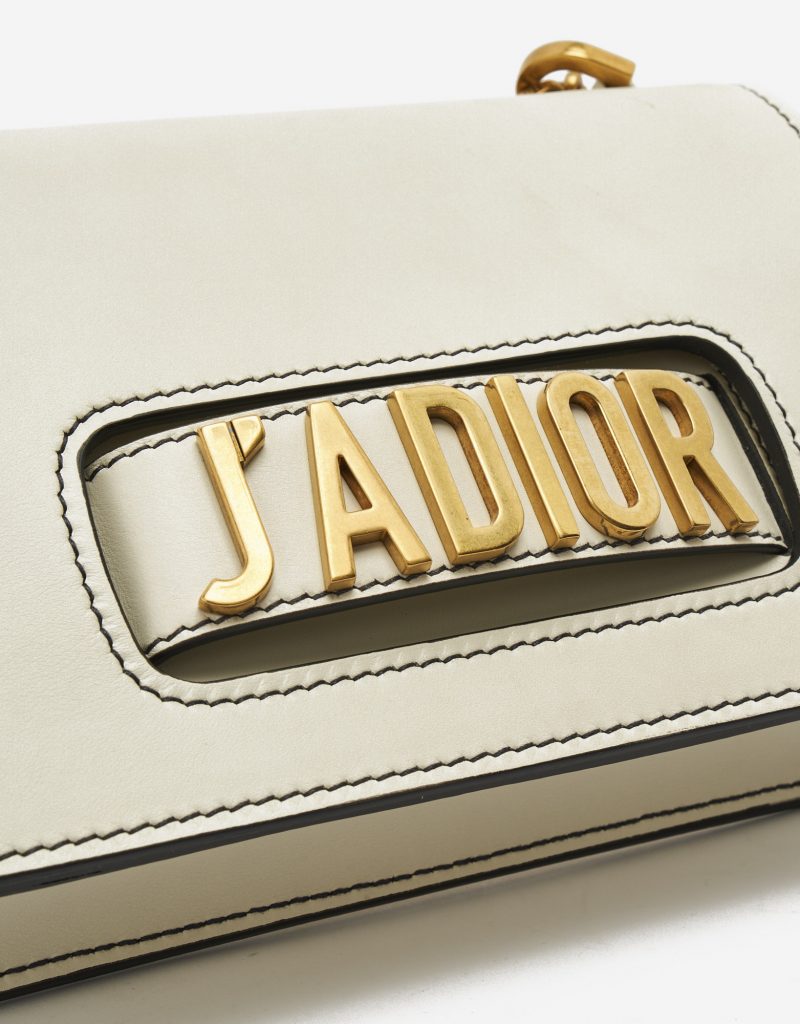 Logo-Detail auf einem geliebten Dior J’Adior mittelgroße Tasche Kalbsleder Beige auf SACLÀB