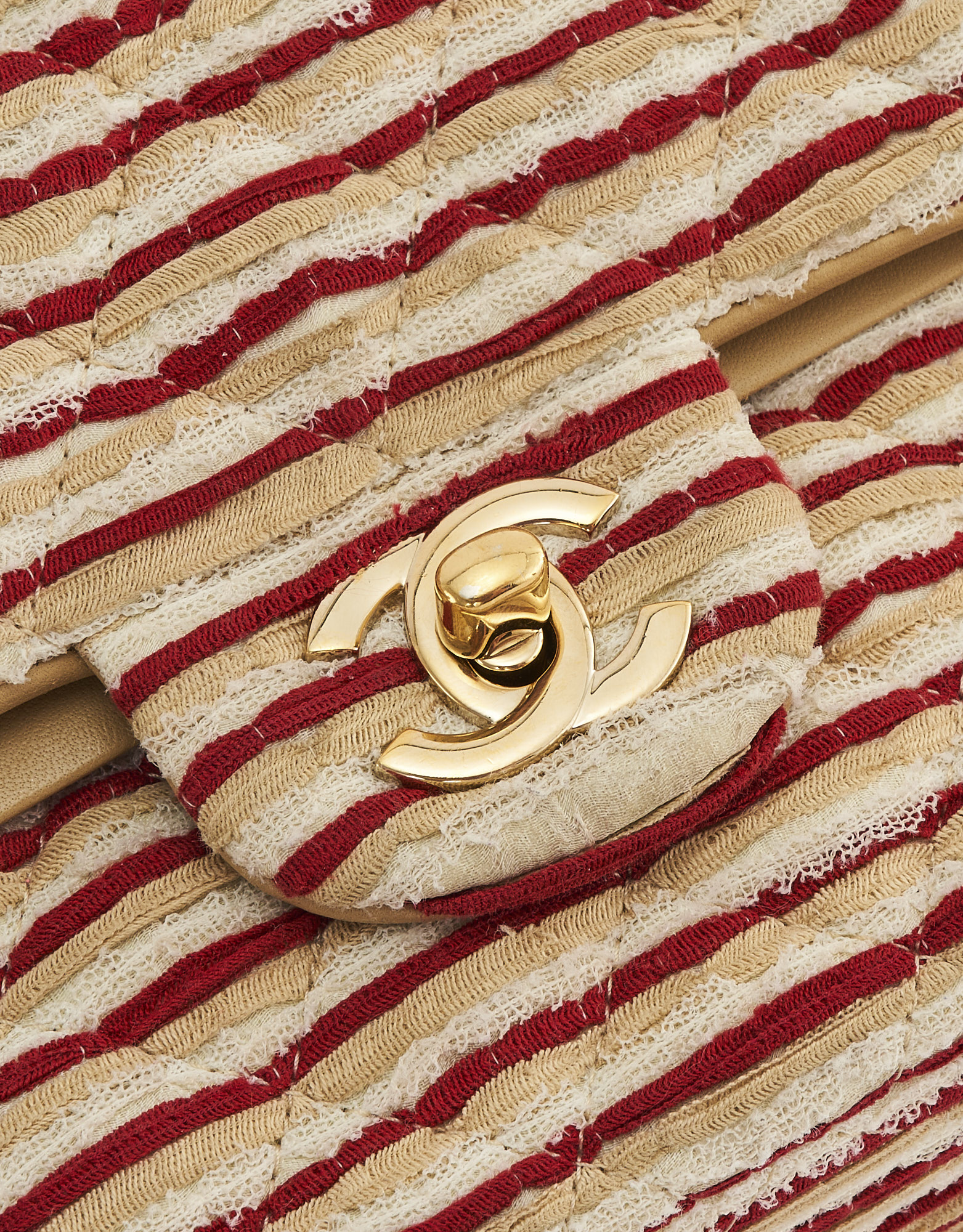 Détail de la quincaillerie en or sur une édition limitée de Chanel Timeless Medium en tissu et perles en rouge et blanc sur SACLÀB