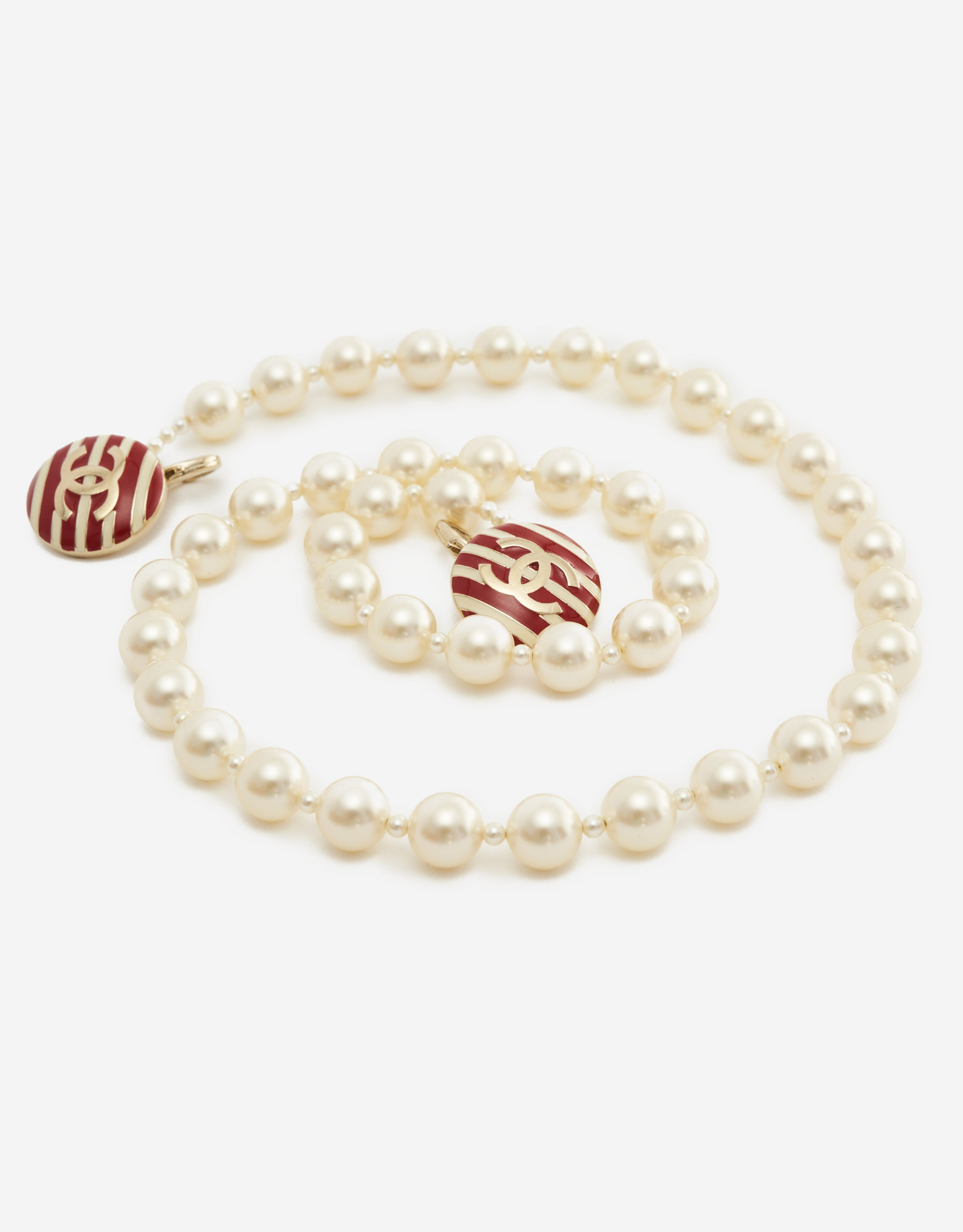 Pearl chain detail on a limited-edition Chanel Timeless Medium made from Fabric and Pearls in Red and White on SACLÀB