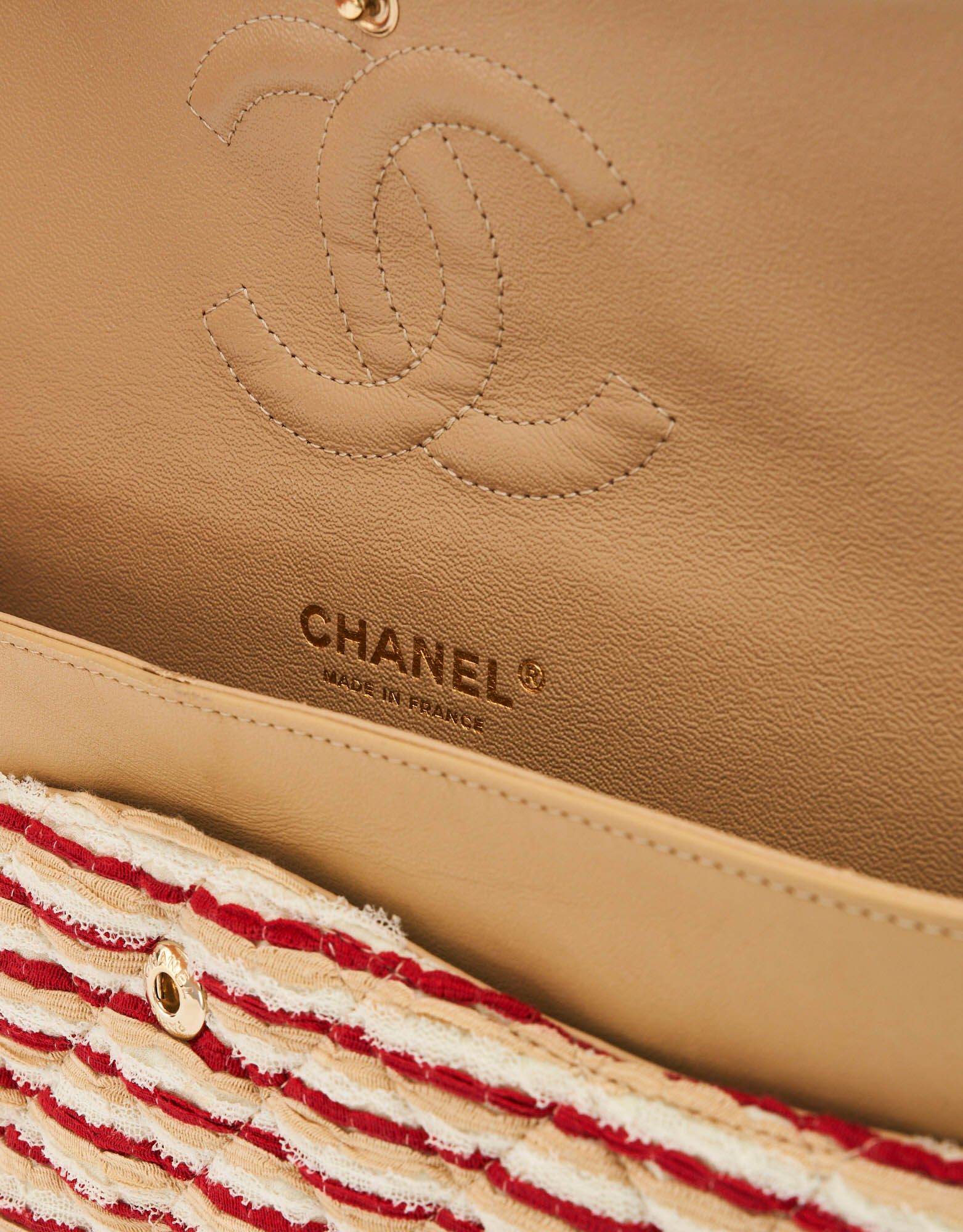 Une édition limitée de Chanel Timeless Medium en tissu et perles en rouge et blanc sur SACLÀB