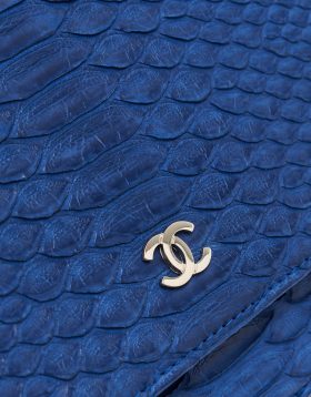 Détail de la quincaillerie sur un Portefeuille Chanel Pré-aimé Sur Chaîne Python Bleu sur SACLÀB