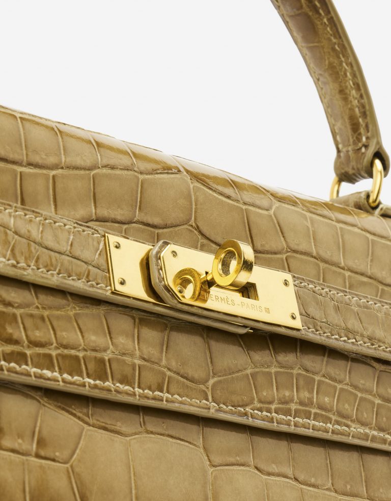 Gold Hardware on a pre-loved Hermès Kelly 32 Porosus Crocodile Lisse Ficelle on SACLÀB