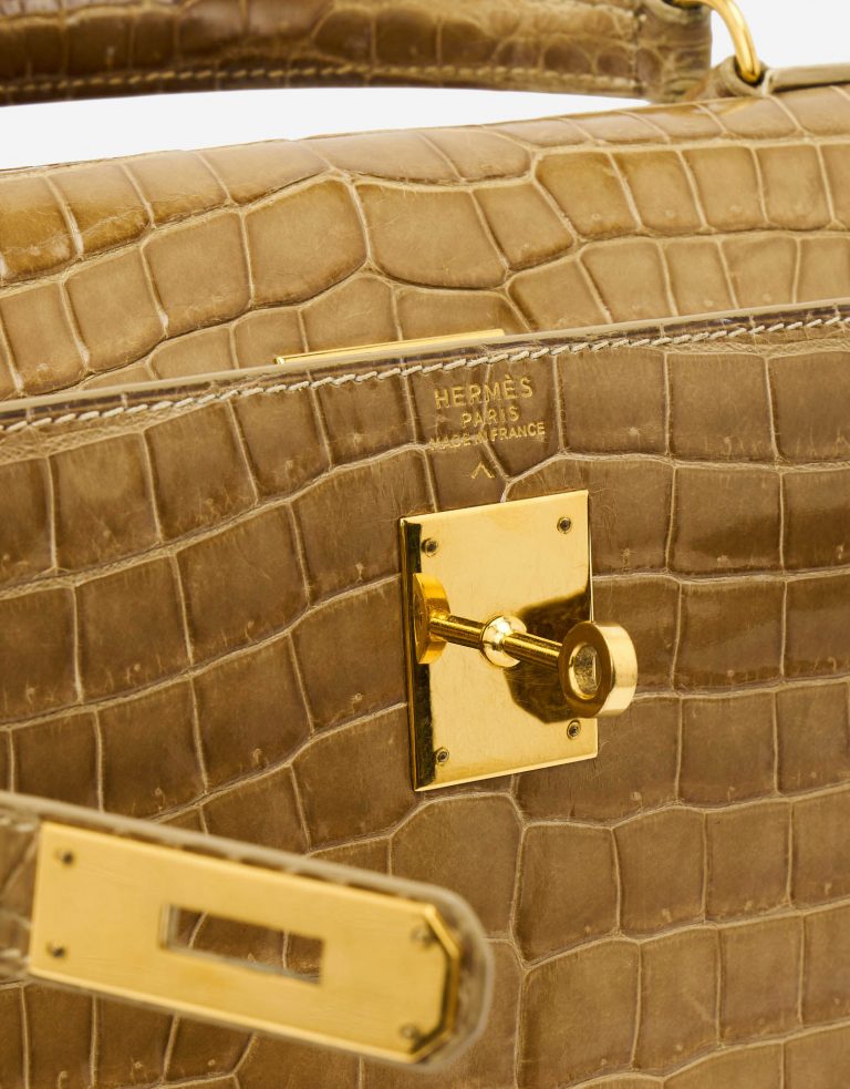 Gold Hardware on a pre-loved Hermès Kelly 32 Porosus Crocodile Lisse Ficelle on SACLÀB