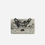 Un Chanel 2.55 Reissue 226 Tweed White Black Garden Charms d'occasion sur SACLÀB