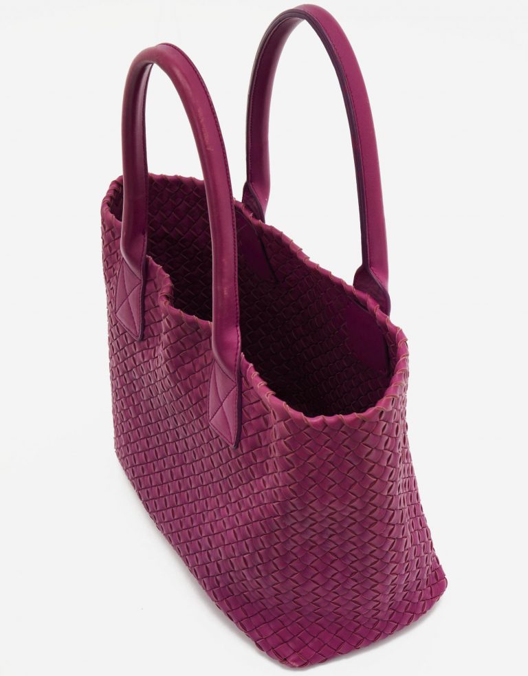 Un Bottega Veneta d'occasion Cabat Small Intrecciato Purple sur SACLÀB