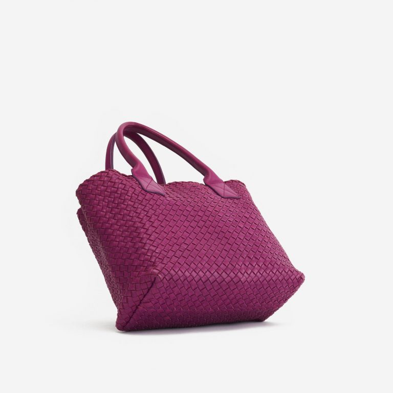 Un Bottega Veneta d'occasion Cabat Small Intrecciato Purple sur SACLÀB