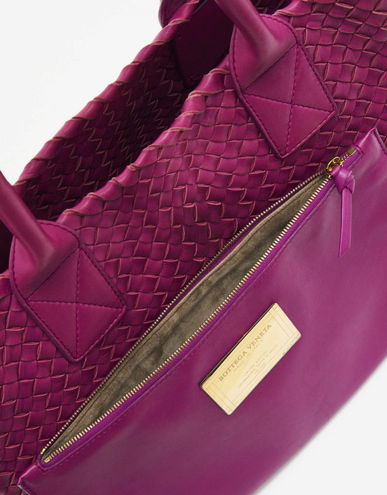 Un Bottega Veneta d'occasion Cabat Small Intrecciato Purple sur SACLÀB