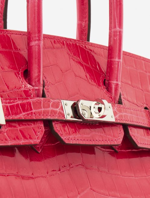 Eine pre-loved Hermès Birkin 25 Niloticus Crocodile Lisse Rose Extreme auf SACLÀB