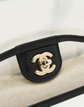 Eine beliebte Chanel Timeless mittelgroße Tasche PVC 'Sand By The Sea' auf SACLÀB