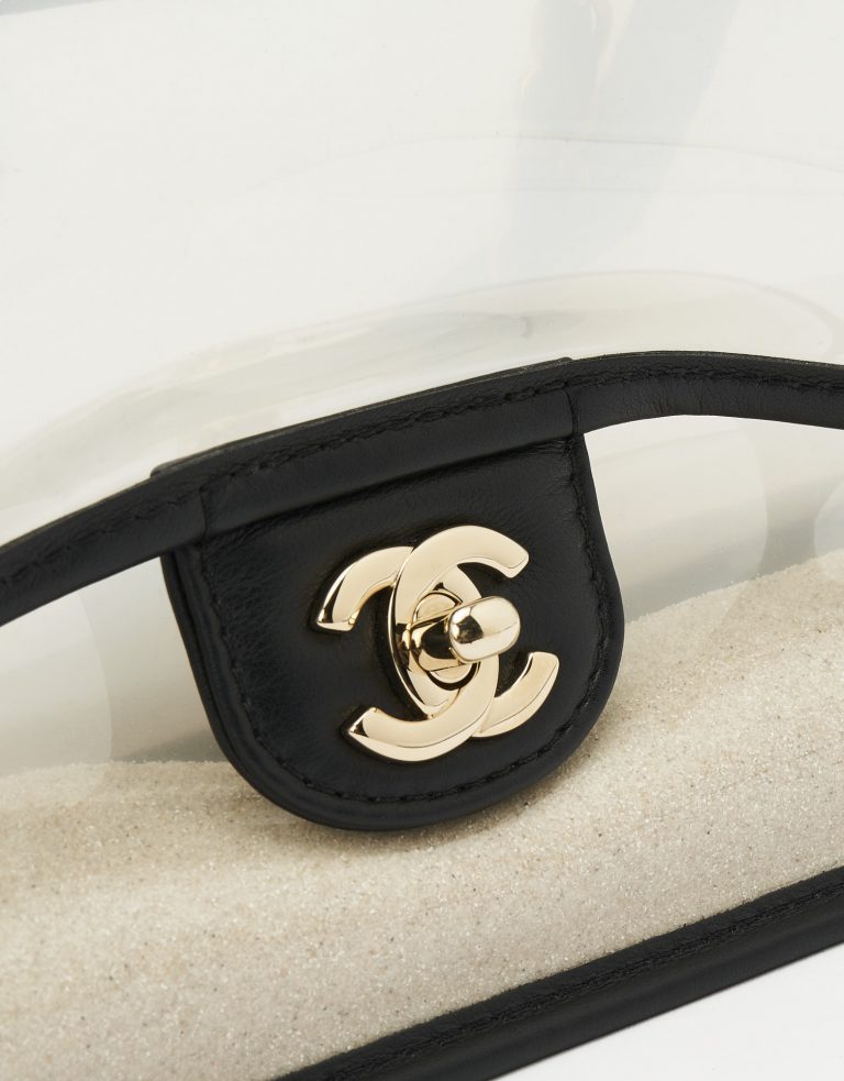 Eine beliebte Chanel Timeless mittelgroße Tasche PVC &#039;Sand By The Sea&#039; auf SACLÀB