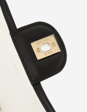 Eine beliebte Chanel Timeless mittelgroße Tasche PVC 'Sand By The Sea' auf SACLÀB