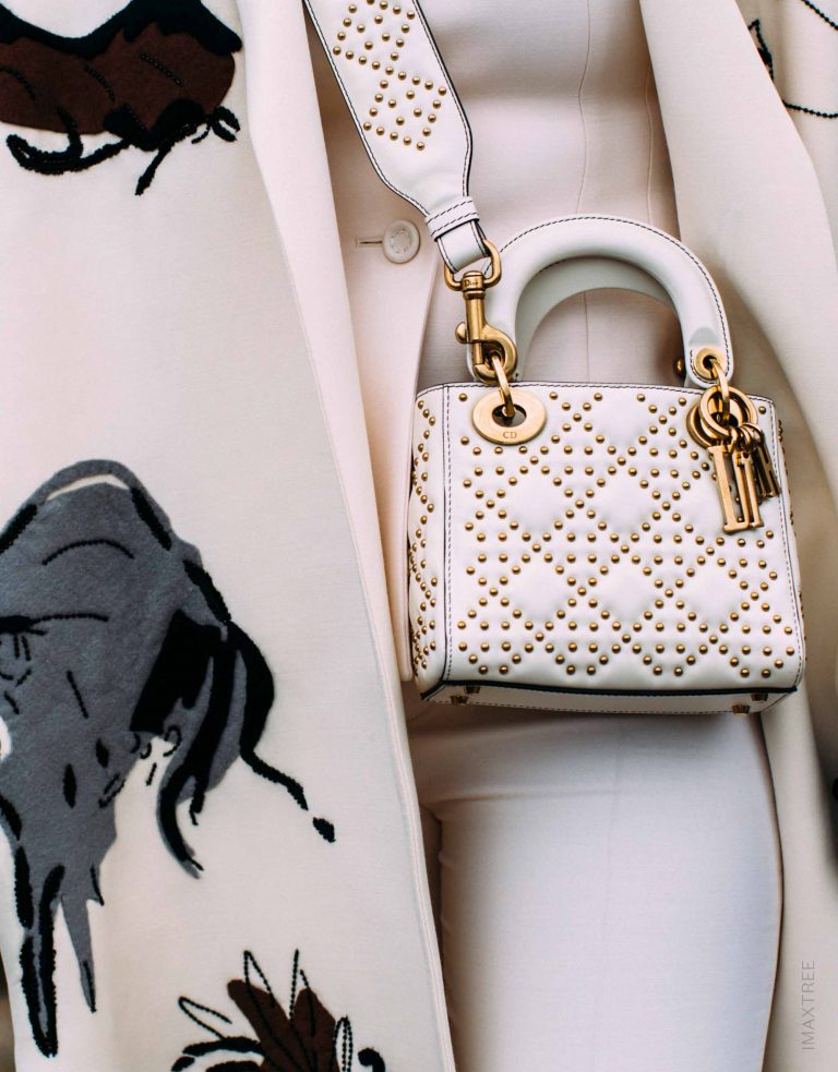 Weiße Lady Dior Tasche mit Gold Hardware Streetstyle SACLÀB