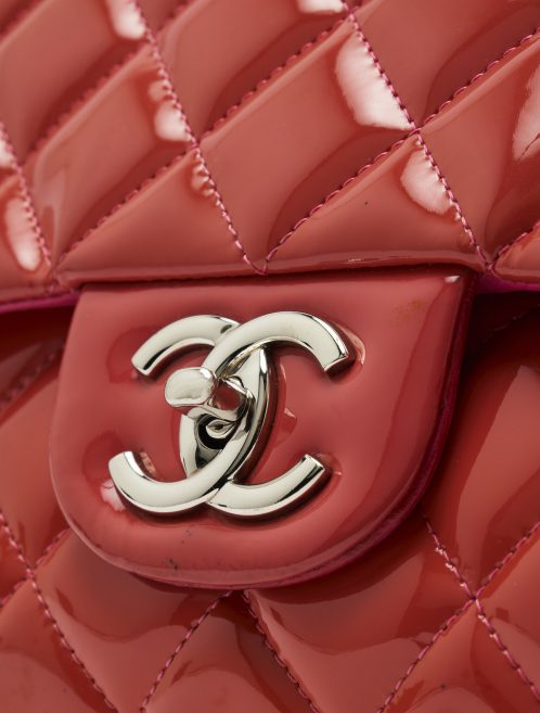 Un Chanel Timeless Maxi cuir verni rose d'occasion sur SACLÀB