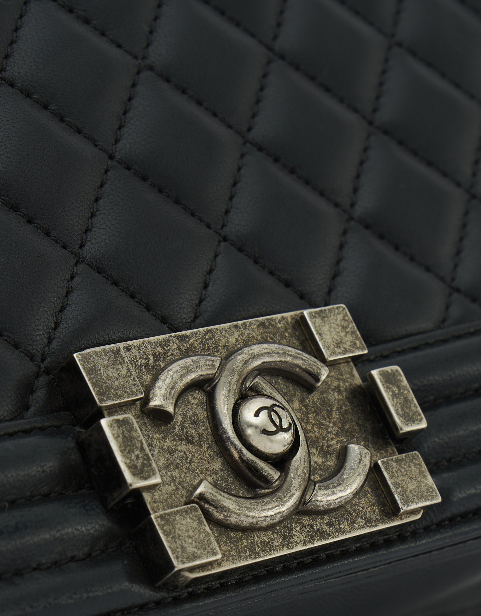 Large boy chanel handbag, Calfskin & ruthenium-finish metal, black