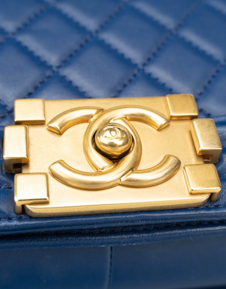 Sac Chanel d'occasion Boy Medium Lamb Blue Blue | Vendez votre sac de créateur sur Saclab.com