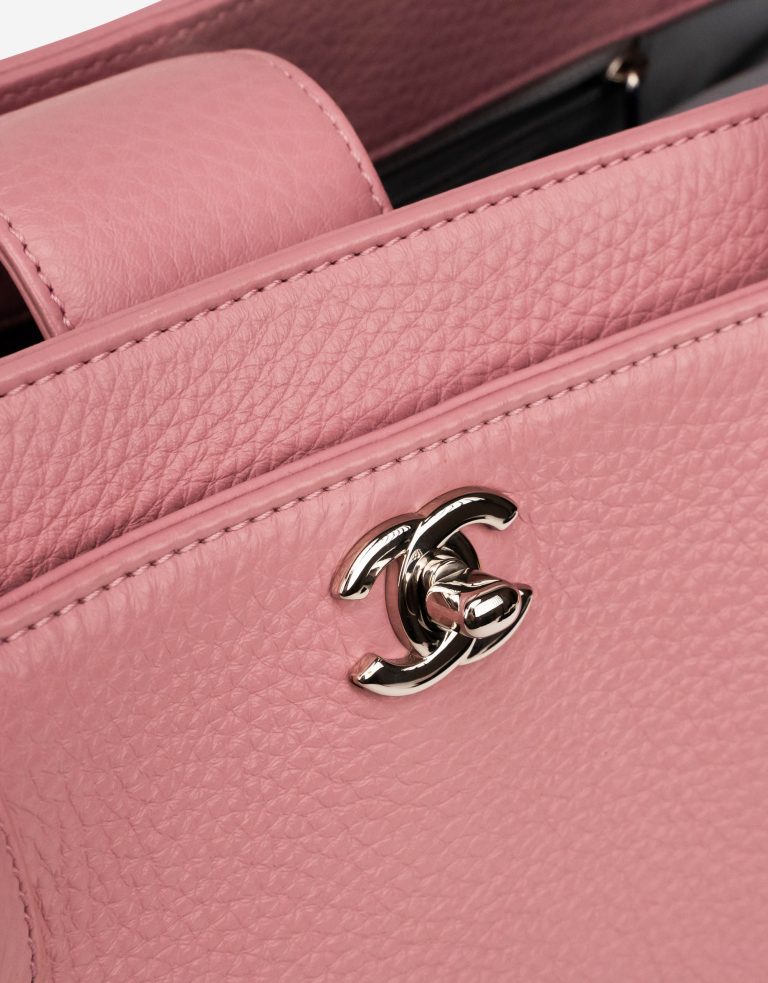 Chanel mittelgroße Tragetasche Kalbsleder Rosa 