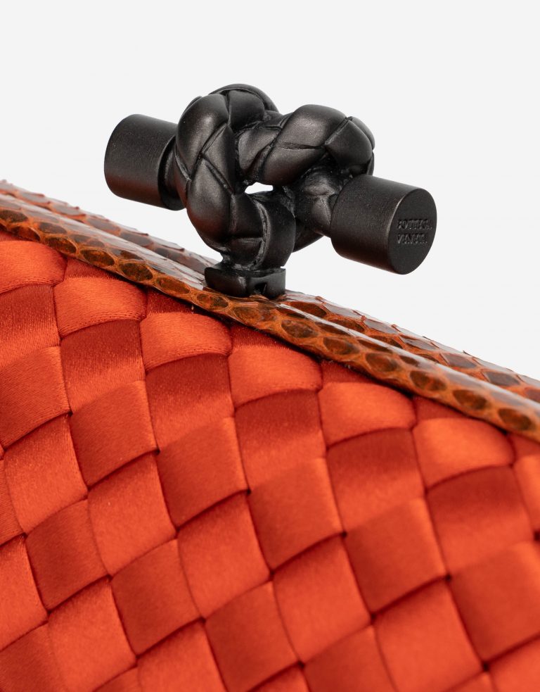 Bottega Veneta Knoten Clutch Seide / Python Orange Schließe