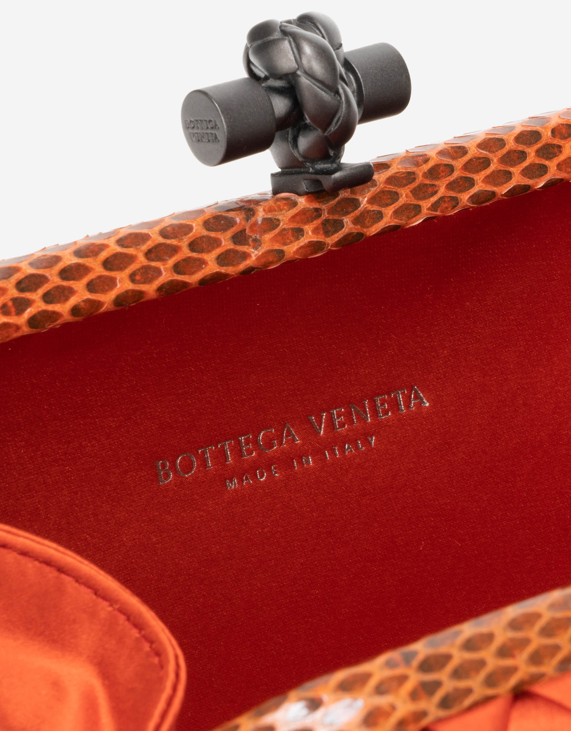 Bottega Veneta Pochette à nœuds Soie / Python Orange Logo à l'intérieur
