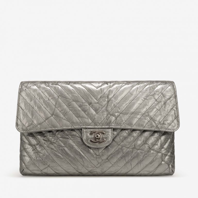 Chanel Timeless Clutch Lammleder Chevron Silber