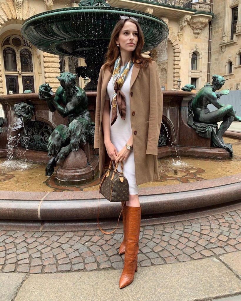 Susanne mit einer Vintage Louis Vuitton Speedy Tasche