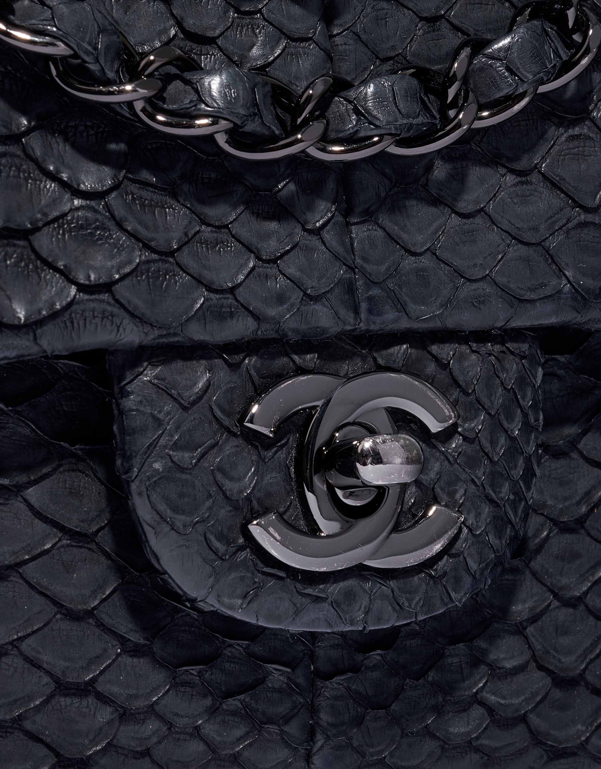 Chanel Timeless mittelgroße Tasche Pythonleder So Black