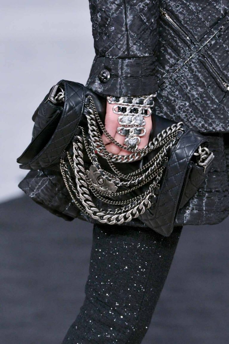 Chanel Boy Reverso Schwarz mit Ketten Laufsteg Herbst/Winter 2013 | Shop pre-loved Luxus Taschen auf SACLÀB