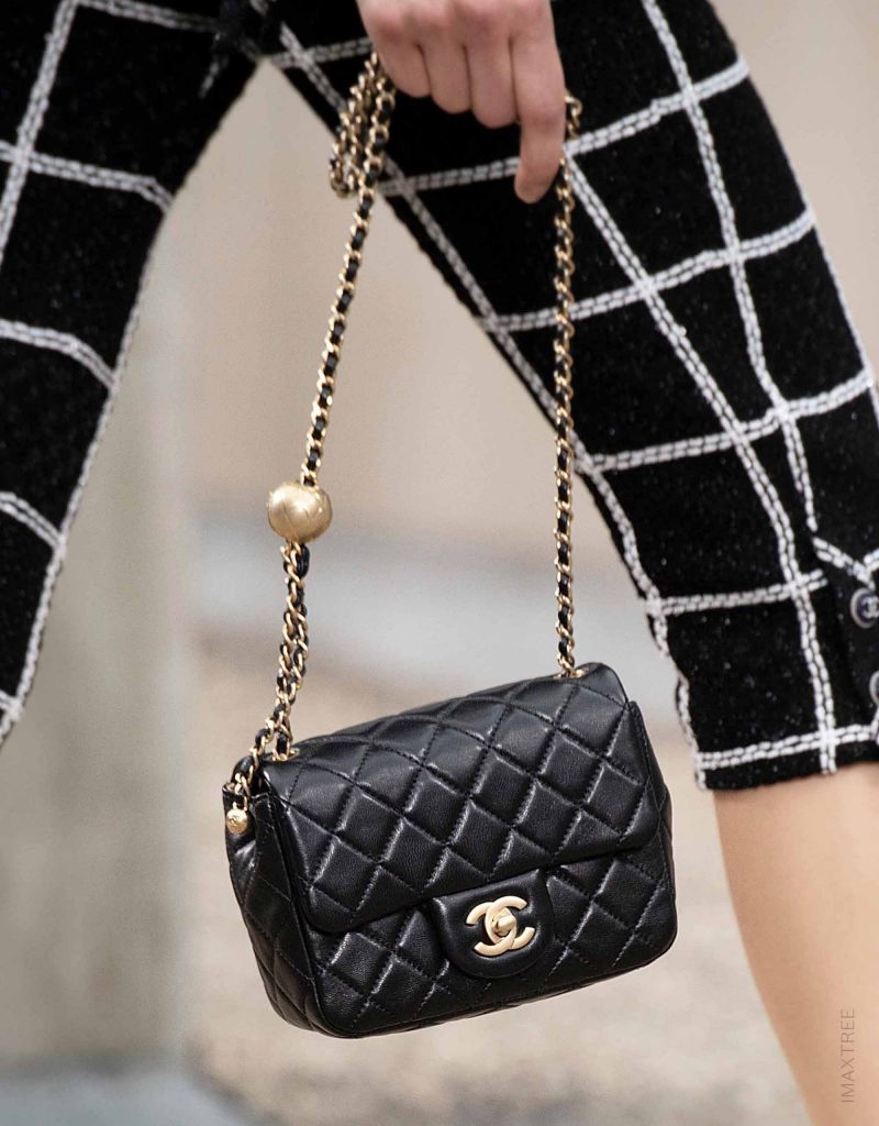 Eine klassische Chanel Flap Bag, entworfen für Frühjahr/Sommer 2020