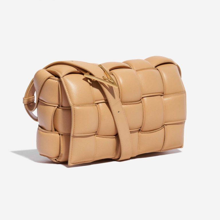 Pre-owned Bottega Veneta Tasche Cassette Lammleder Nude  Beige Side Front | Verkaufen Sie Ihre Designer-Tasche auf Saclab.com