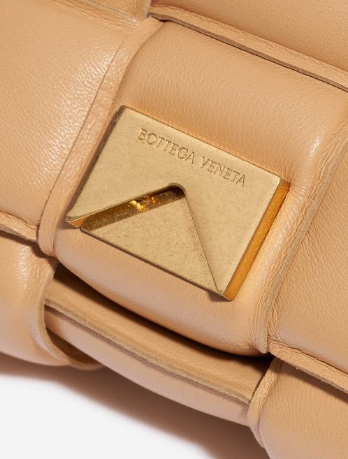 Pre-owned Bottega Veneta bag Cassette Lamb Nude Beige Closing System | Sell your designer bag on Saclab.com
